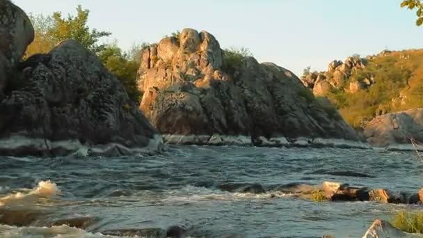 小山河。景观与溪流之间的岩石。山上的水。河急流 — 图库视频影像