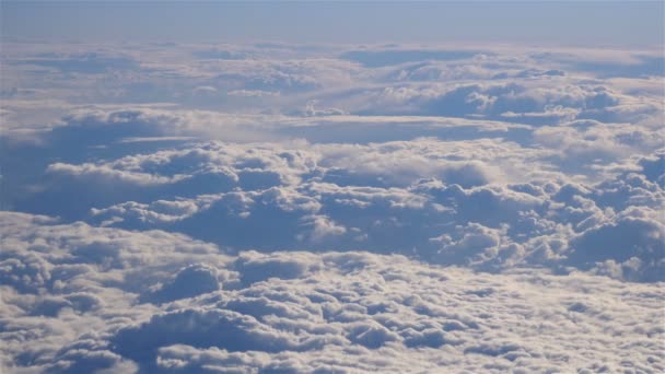 Atemberaubende Aufnahmen von Luftaufnahmen über Wolken aus dem Flugzeug — Stockvideo