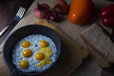 bir tavada kızarmış bıldırcın yumurtası