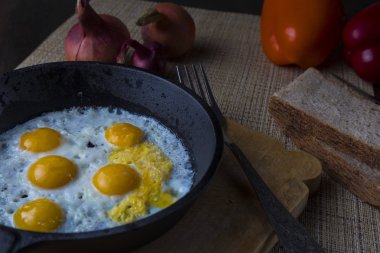 bir tavada kızarmış bıldırcın yumurtası