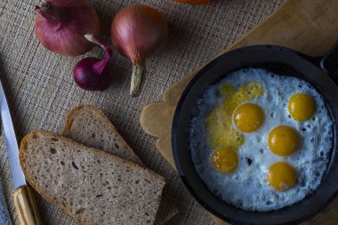 bir tavada kızarmış bıldırcın yumurtası