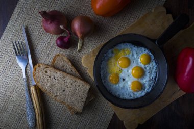 bir tavada kızarmış bıldırcın yumurtası
