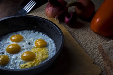 bir tavada kızarmış bıldırcın yumurtası