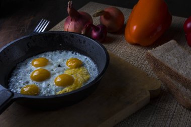 bir tavada kızarmış bıldırcın yumurtası