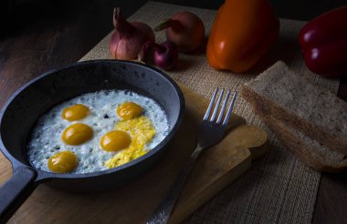 bir tavada kızarmış bıldırcın yumurtası