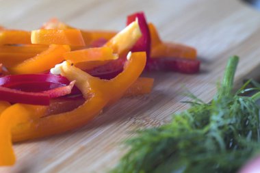 sebze salatası mutfakta yemek yaparken dilimlenmiş