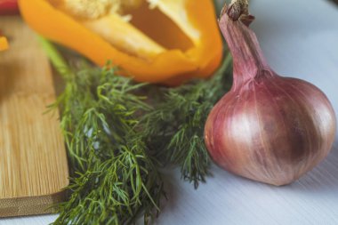 sebze salatası mutfakta yemek yaparken dilimlenmiş