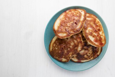 bir plaka üzerinde vişne reçelli krep