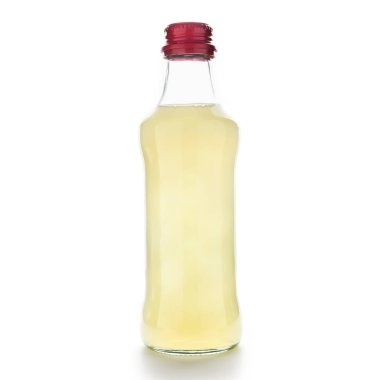 Beyaz arka planda etiketsiz ve logolu soda şişeleri.