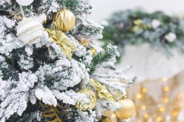 Oyuncak ve hediyeli Noel ağacı hafif karla kaplı.