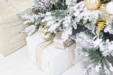 Oyuncak ve hediyeli Noel ağacı hafif karla kaplı.