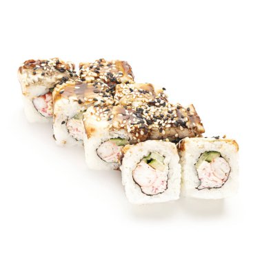 Beyaz arka planda deniz mahsulleri olan Japon suşisi...