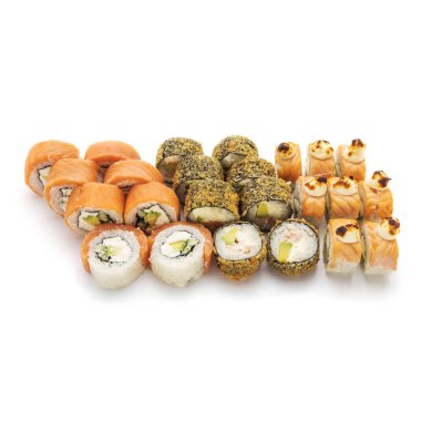 Beyaz bir zemin üzerinde deniz ürünleri ve taze balıklarla birlikte Japon suşi ruloları.