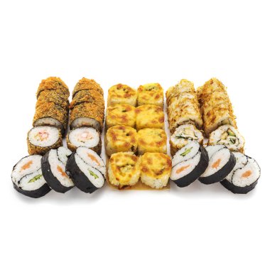 Beyaz bir zemin üzerinde deniz ürünleri ve taze balıklarla birlikte Japon suşi ruloları.