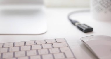 Modern bilgisayarlı beyaz bir tablo, Usb kart okuyucu, fare, klavye