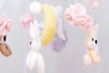 Bebek oyuncakları beşiğin üzerinde Nazik krem rengi