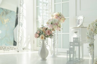 Zarif pastel renkleri olan parlak, güzel bir iç mekan.