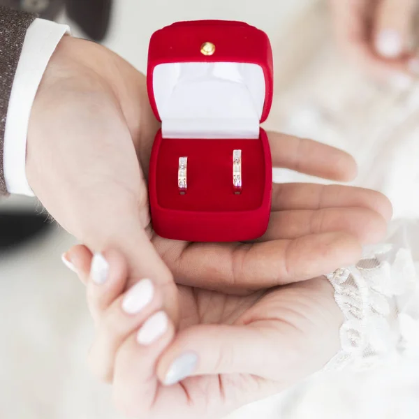 Aurea Nuptias Annulos Red Box Tenens Sponsus Sponsa Percussit Caput — Stock Photo, Image