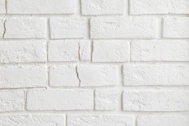 Beyaz dekoratif tuğlalardan oluşan arkaplan duvarı