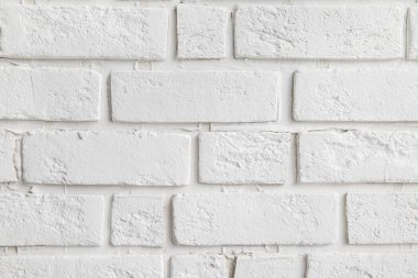 Beyaz dekoratif tuğlalardan oluşan arkaplan duvarı