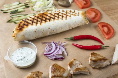 Shawarma Doner kebabı. İçi doldurulmuş. Üstteki fotoğrafın tüm bileşenleriyle.