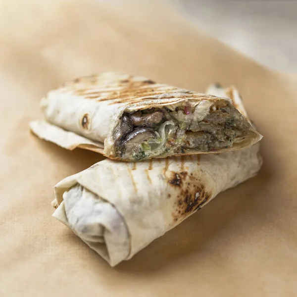 Doner Kebab Shawarma Coupé Avec Remplissage Sur Papier Parchemin — Photo