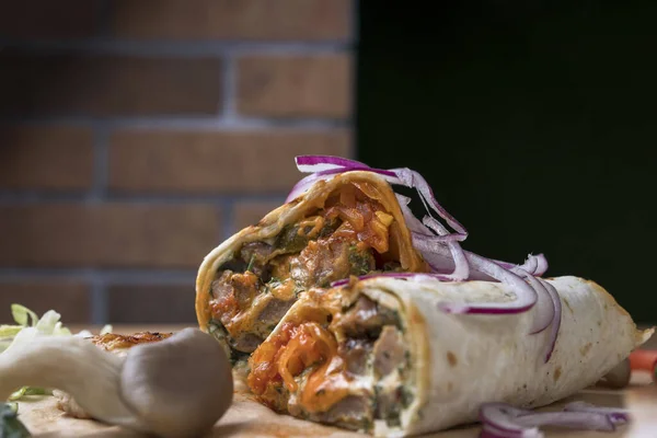 Doner Kebab Shawarma Tranché Avec Remplissage Sur Fond Sombre — Photo