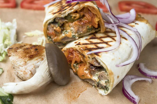 Doner Kebab Shawarma Coupé Avec Remplissage Sur Papier Parchemin — Photo
