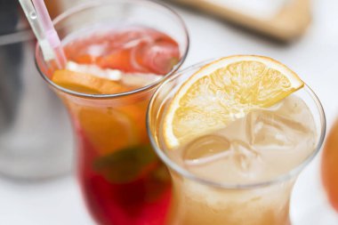 Bardaki kokteyller cam bardaklarla kapanıyor.