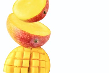 Beyaz arka planda sulu, olgun mango dilimlenmiş küp şeklinde izole edilmiş.