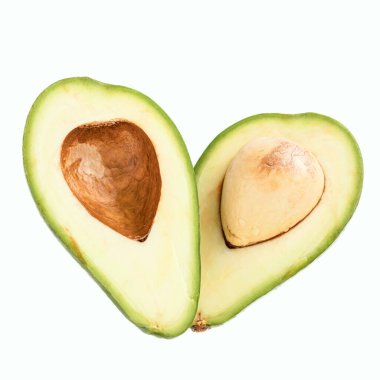 Yeşil avokado yarım beyaz arka planda bir kemik izole