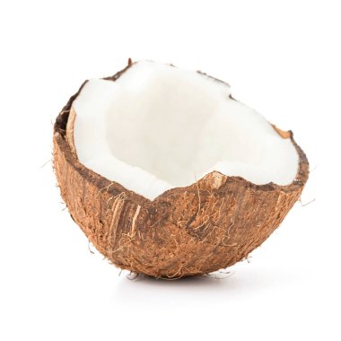 Beyaz arka planda açık et ve parçalarla kabuklu olgun hindistan cevizi izole et.