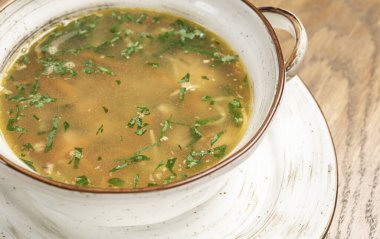 Tavuklu erişte çorbası, beyaz tabakta.