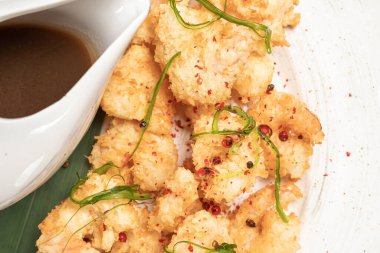 Kral karidesleri kızartılmış beyaz tabakta hamurlu sos.