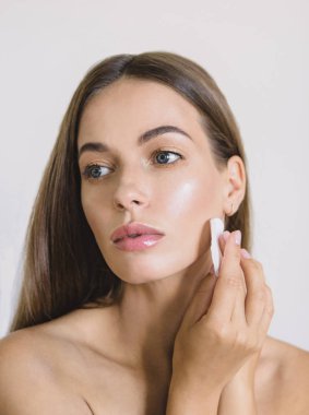 Sağlıklı taze kız ile pamuk yastık yüzü makyaj kaldırılıyor. Güzellik kadını yüzü pamuklu çubukla pad ile temizlik. Cilt bakım ve güzellik kavramı.