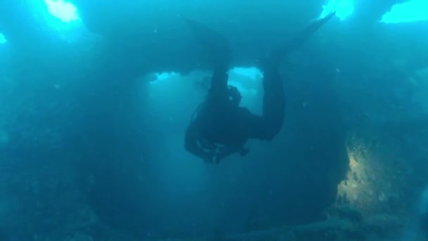 Дайвер-аквалангист, проводящий исследования внутри корабля — стоковое видео