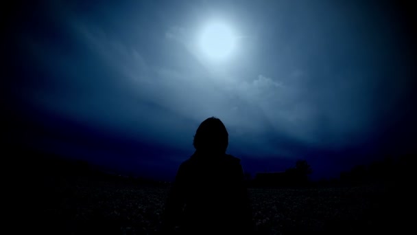 Kind wandelen door duisternis — Stockvideo