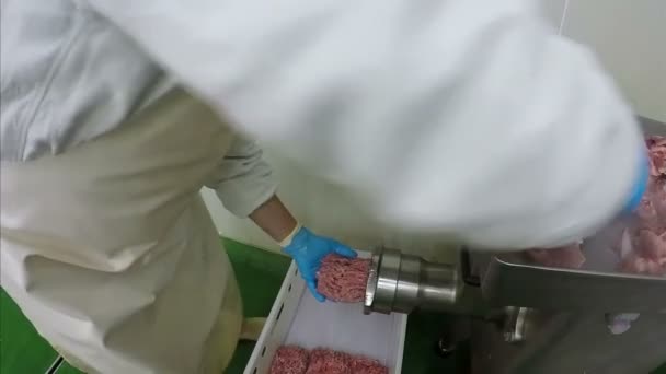 Carne macinata operaia con macchina tritacarne — Video Stock