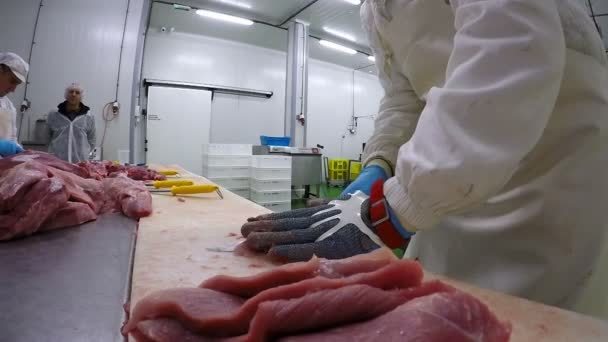 Manos de Carnicero Cortando Rebanadas de Carne Fresca — Vídeos de Stock