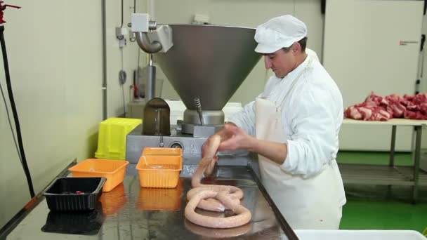 Boucher faisant des saucisses — Video