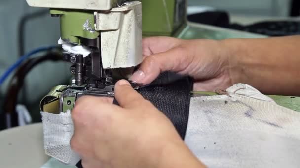 Жінка працівник текстилю на роботі — стокове відео