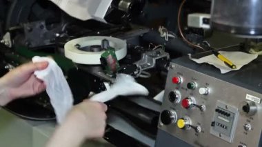 Kadın hazır giyim fabrika üretim hattında çalışıyor