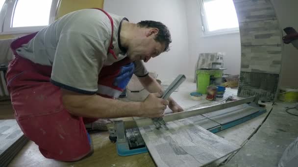 Trabajador cortando un azulejo cerámico — Vídeos de Stock