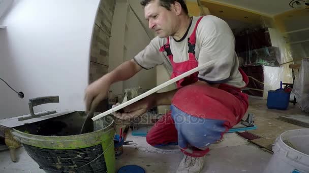 Працівник Розтягування клею на керамічній плитці — стокове відео