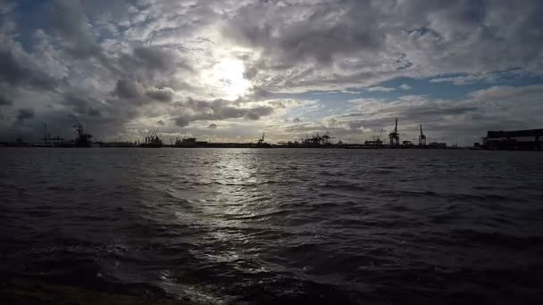 Драматическое небо над портом Роттердама — стоковое видео