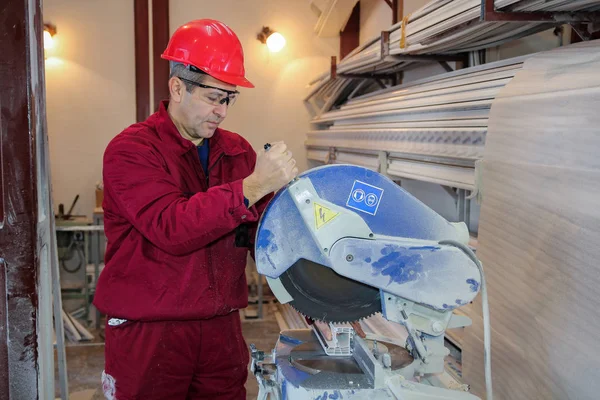 Arbeiter in der Werkstatt bedient Kreissäge — Stockfoto