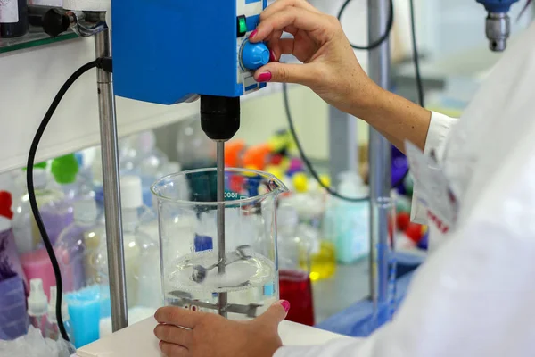 Científicas trabajando en laboratorio — Foto de Stock