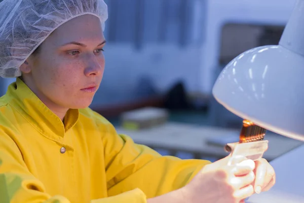 Laboratorio de Control de Calidad Femenino Tecnólogo Sujetando Ampollas —  Fotos de Stock