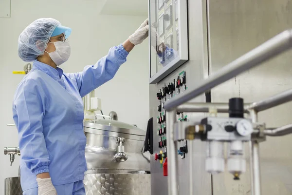 Tecnología farmacéutica - Trabajador farmacéutico en el trabajo — Foto de Stock