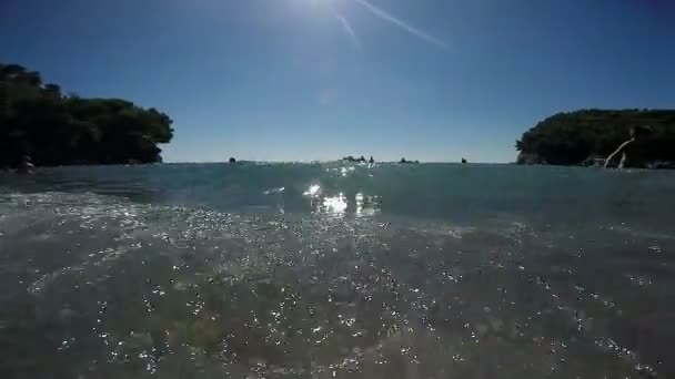 Hullámok feltörése homokos strand — Stock videók